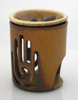 pierced hand diffuser in tan stoneware, difusor con mano calada color cafe en gress