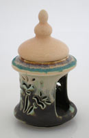 temple diffuser with papirus flower pierced on side, difusor ceramico de aromaterapia con flor de papiro clada en costado