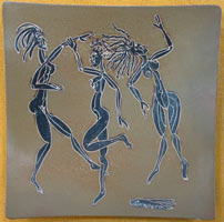 square stoneware brown plate with nude female figures dancing in black and engraved lines in white, plato cuadrado de ceramica cafe con figuras desnudas de mujeres bailando en negro con lineas grabadas en blanco