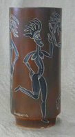 stoneware cilinder with crazy women dancing, cilindro de gress con figuras de enloquecidas en esgrafiado