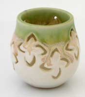 candle holder in ceramics with fan decor, porta vela ceramico calado con reguilete
