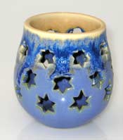 star decorated tea light candle holderin blue ceramic, porta vela ceramico en azul con estrellas caladas