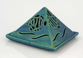 turquoise piramid candle holder with fish decoration, luminaria piramide color turqueza con decoracion de pez 