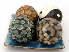 group of four diferent ceramic spheres on dish, grupo de cuatro esferas ceramicas con diferentes esmaltes
