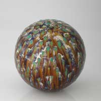 sphere with green peacock efect on glaze, esfera ceramica decorada con esmaltes en efecto pavoreal verde