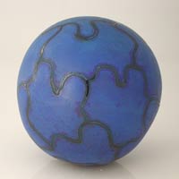 blue lines on blue ball ceramic decoration, esfera decorativa con lineas azule en fondo turquesa
