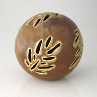 ceramic sphere with pierced branch decor, esfera ceramica con rama calada de decoracion