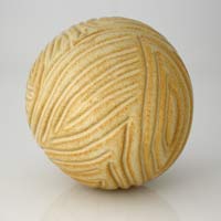 stoneware ball with wood veneer decor, esfera ceramica con decoracion de veta de madera clara
