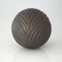 dark veneer stoneware ball, bola ceramica con veta obscura