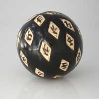 black stoneware ball with incised rombs, esfera en gress negro con incisiones de rombos