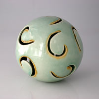 celadon glazed ball with cutout spirals, esfera ceramica con esmalte celadon y espirales recortadas