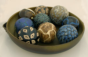 asortment of stoneware spheres with diferent glaze efects on large dish, grupo de bolas ceramicas con diferentes efectos de esmalte ceramico