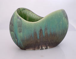 flat shaped flower vase in stoneware, florero plano en ceramica alta temperatura esmaltada