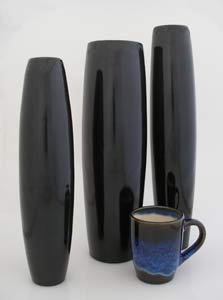 3 tall ceramic mirror black vasesw/cup, 3 floreros altos en acabado espejo negro