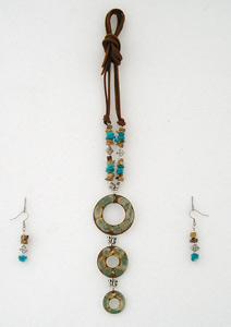 three ring stoneware necklace with turquoise on leather with earrings, collar de tres aros de ceramica esmaltada conturqueza montados en cuero con aretes