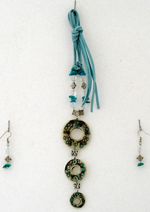 three black and turquoise stoneware rings on leather necklace with earrings, collar de tres aros ceramicos esmaltados en turquesa sobre negroen cuero con aretes y turquezas