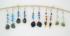 earrings made of ceramic center piece and stones and cristal accesories, aretes de cuenta ceramica con piedras y cristales