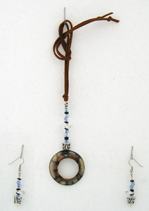 one stoneware ring necklace with cristals on leather, collar de un anillo ceramico en cuero con cristales y aretes