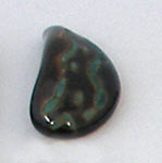 green on black ceramic thong bead, cuenta de ceramica en forma de lengua verde sobre negro