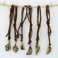 group of man neck bead on leather string, colgije para hombre de cuenta ceramica en cuero
