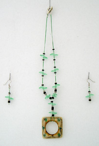 stoneware square bead necklace with green cristals and earrings, collar de una cuenta cuadrada ceramica con cristales y aretes