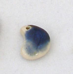 kidney shape ceramic blue bead, cuenta ceramica en forma de higado en azul