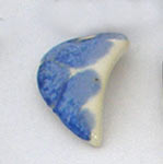 white and blue stoneware tongue shaped bead, cuenta blanco y azul ceramica con forma de lengua