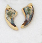 fang shaped pair of stoneware colored beads, par de colmillos esmaltados en stoneware