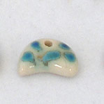 headress shaped stoneware bead, cuenta ceramica con forma de penacho