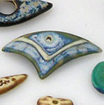 triangular shaped ceramic necklace center piece, cuenta central para collar en ceramica