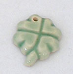 small green clover ceramic bead, cuenta ceramica chica de trebol verde