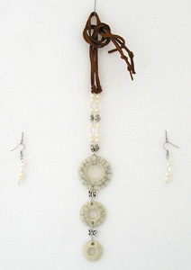 three stoneware rings with crackle glaze necklace with pearls and earrings, collar de tres aros ceramicos con esmalte crackelado y perlas con aretes
