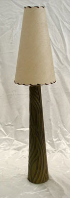 tall stoneware lamp with decoration as wood veneer, lampara alta en decoracion como veta de madera con pantalla de pergamino 