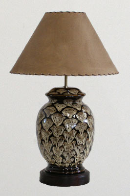 large stoneware lamp with black and tan fan decoration, lampara grande de stoneware con decoracion de abanicos en beige sobre negro