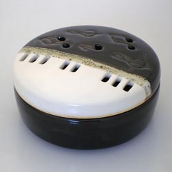 stoneware pierced box-piano, caja calada en ceramica alta temperatura-piano