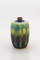 drum shaped mini porcelain bottle 3"1/2, botellita de porcelana con forma de barril 8.7 cms.