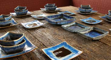 temmoku and cobalt tableware setting oriental style, vajilla cuadrada colores nego y cobalto