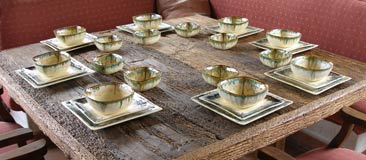 square dishes table setting vanilla color, vajilla color vainilla con platos cuadrados