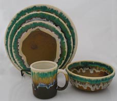 set of four stoneware dishes & mug, juego de cuatro platos y tarro en ceramica de alta temperatura