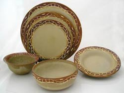 stoneware dish set in earth colors & traditional design, juego de platos de gress con decoracion tradicional